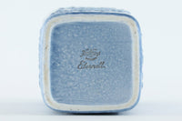 フィンランド人で彫刻家の父と、デンマーク人で陶芸家の母の元に育つGunnarNylundはデンマークで建築を学んだ後、Bing&Grondahl窯、スウェーデンRorstrand窯に就業し、多くの作品を生み出しています。彼の作品は独特な流線型と釉薬が特徴で世界中で重宝されています。