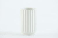 デンマークLyngbyPorcelænのフラワーベースです。現在は同デザインが復刻されていますが、こちらは非常に希少な初期オリジナル品になります。1940年代から50年頃まで使用されていたスタンプが使用されています。
