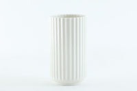 デンマークLyngbyPorcelænのフラワーベースです。現在は同デザインが復刻されていますが、こちらは非常に希少な初期オリジナル品になります。1940年代から50年頃まで使用されていたスタンプが使用されています。