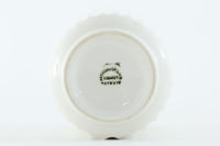 デンマークLyngbyPorcelænのフラワーベースです。現在は同デザインが復刻されていますが、こちらは非常に希少な初期オリジナル品になります。1940年代から50年頃まで使用されていたスタンプが使用されています。