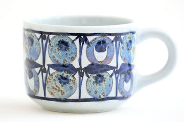 ロイヤルコペンハーゲン社製の小ぶりなコーヒーカップです。GretheHellandHansenのブルーのデザインが美しいお品です。