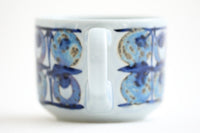 ロイヤルコペンハーゲン社製の小ぶりなコーヒーカップです。GretheHellandHansenのブルーのデザインが美しいお品です。