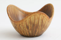 フィンランド人で彫刻家の父と、デンマーク人で陶芸家の母の元に育つGunnarNylundはデンマークで建築を学んだ後、Bing&Grondahl窯、スウェーデンRorstrand窯に就業し、多くの作品を生み出しています。彼の作品は独特な流線型と釉薬が特徴で世界中で重宝されています。