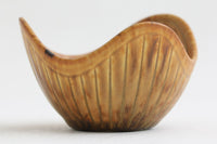 フィンランド人で彫刻家の父と、デンマーク人で陶芸家の母の元に育つGunnarNylundはデンマークで建築を学んだ後、Bing&Grondahl窯、スウェーデンRorstrand窯に就業し、多くの作品を生み出しています。彼の作品は独特な流線型と釉薬が特徴で世界中で重宝されています。