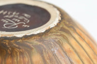 フィンランド人で彫刻家の父と、デンマーク人で陶芸家の母の元に育つGunnarNylundはデンマークで建築を学んだ後、Bing&Grondahl窯、スウェーデンRorstrand窯に就業し、多くの作品を生み出しています。彼の作品は独特な流線型と釉薬が特徴で世界中で重宝されています。