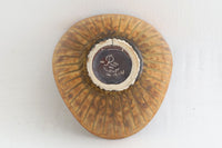 フィンランド人で彫刻家の父と、デンマーク人で陶芸家の母の元に育つGunnarNylundはデンマークで建築を学んだ後、Bing&Grondahl窯、スウェーデンRorstrand窯に就業し、多くの作品を生み出しています。彼の作品は独特な流線型と釉薬が特徴で世界中で重宝されています。