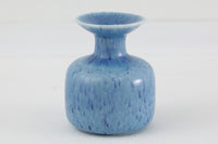 フィンランド人で彫刻家の父と、デンマーク人で陶芸家の母の元に育つGunnarNylundはデンマークで建築を学んだ後、Bing&Grondahl窯、スウェーデンRorstrand窯に就業し、多くの作品を生み出しています。彼の作品は独特な流線型と釉薬が特徴で世界中で重宝されています。