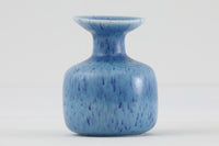 フィンランド人で彫刻家の父と、デンマーク人で陶芸家の母の元に育つGunnarNylundはデンマークで建築を学んだ後、Bing&Grondahl窯、スウェーデンRorstrand窯に就業し、多くの作品を生み出しています。彼の作品は独特な流線型と釉薬が特徴で世界中で重宝されています。