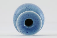 フィンランド人で彫刻家の父と、デンマーク人で陶芸家の母の元に育つGunnarNylundはデンマークで建築を学んだ後、Bing&Grondahl窯、スウェーデンRorstrand窯に就業し、多くの作品を生み出しています。彼の作品は独特な流線型と釉薬が特徴で世界中で重宝されています。