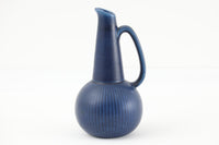 フィンランド人で彫刻家の父と、デンマーク人で陶芸家の母の元に育つGunnarNylundはデンマークで建築を学んだ後、Bing&Grondahl窯、スウェーデンRorstrand窯に就業し、多くの作品を生み出しています。彼の作品は独特な流線型と釉薬が特徴で世界中で重宝されています。