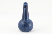 フィンランド人で彫刻家の父と、デンマーク人で陶芸家の母の元に育つGunnarNylundはデンマークで建築を学んだ後、Bing&Grondahl窯、スウェーデンRorstrand窯に就業し、多くの作品を生み出しています。彼の作品は独特な流線型と釉薬が特徴で世界中で重宝されています。