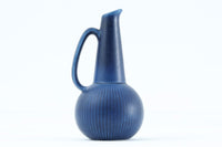 フィンランド人で彫刻家の父と、デンマーク人で陶芸家の母の元に育つGunnarNylundはデンマークで建築を学んだ後、Bing&Grondahl窯、スウェーデンRorstrand窯に就業し、多くの作品を生み出しています。彼の作品は独特な流線型と釉薬が特徴で世界中で重宝されています。