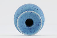 フィンランド人で彫刻家の父と、デンマーク人で陶芸家の母の元に育つGunnarNylundはデンマークで建築を学んだ後、Bing&Grondahl窯、スウェーデンRorstrand窯に就業し、多くの作品を生み出しています。彼の作品は独特な流線型と釉薬が特徴で世界中で重宝されています。