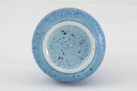 フィンランド人で彫刻家の父と、デンマーク人で陶芸家の母の元に育つGunnarNylundはデンマークで建築を学んだ後、Bing&Grondahl窯、スウェーデンRorstrand窯に就業し、多くの作品を生み出しています。彼の作品は独特な流線型と釉薬が特徴で世界中で重宝されています。