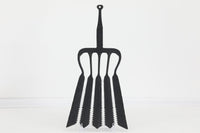 デンマークの古いフィッシャーマンスピアです。オブジェ用に作られたものか実際に実用されていたものかは不明です。ハンドメイドで作られた作品でウォールアートとして非常にユニークなお品です。