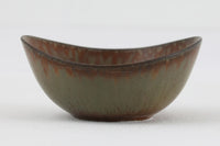 フィンランド人で彫刻家の父と、デンマーク人で陶芸家の母の元に育つGunnarNylundはデンマークで建築を学んだ後、Bing&Grondahl窯、スウェーデンRorstrand窯に就業し、多くの作品を生み出しています。彼の作品は独特な流線型と釉薬が特徴で世界中で重宝されています。AROボウルは彼の最も代表的な作品で、その緩やかな美しいカーブが特徴です。また、さまざまな表情をみせる釉薬がコレクターにも人気がある理由です。