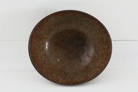 フィンランド人で彫刻家の父と、デンマーク人で陶芸家の母の元に育つGunnarNylundはデンマークで建築を学んだ後、Bing&Grondahl窯、スウェーデンRorstrand窯に就業し、多くの作品を生み出しています。彼の作品は独特な流線型と釉薬が特徴で世界中で重宝されています。AROボウルは彼の最も代表的な作品で、その緩やかな美しいカーブが特徴です。また、さまざまな表情をみせる釉薬がコレクターにも人気がある理由です。