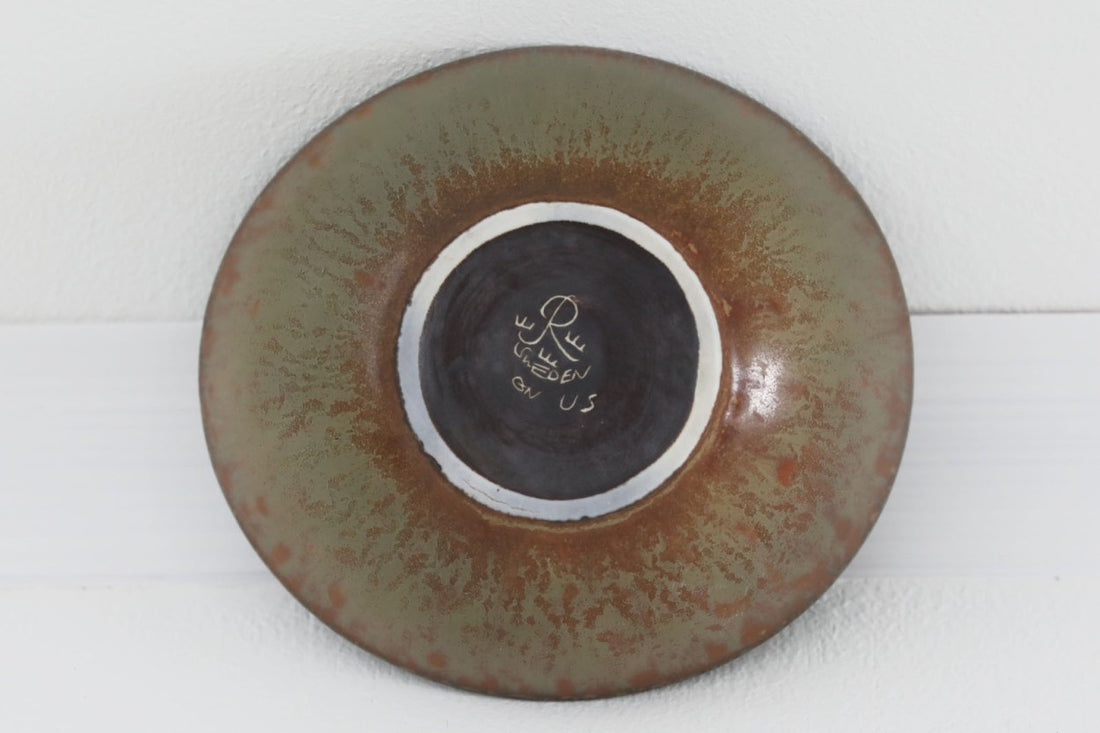 フィンランド人で彫刻家の父と、デンマーク人で陶芸家の母の元に育つGunnarNylundはデンマークで建築を学んだ後、Bing&Grondahl窯、スウェーデンRorstrand窯に就業し、多くの作品を生み出しています。彼の作品は独特な流線型と釉薬が特徴で世界中で重宝されています。AROボウルは彼の最も代表的な作品で、その緩やかな美しいカーブが特徴です。また、さまざまな表情をみせる釉薬がコレクターにも人気がある理由です。