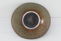 フィンランド人で彫刻家の父と、デンマーク人で陶芸家の母の元に育つGunnarNylundはデンマークで建築を学んだ後、Bing&Grondahl窯、スウェーデンRorstrand窯に就業し、多くの作品を生み出しています。彼の作品は独特な流線型と釉薬が特徴で世界中で重宝されています。AROボウルは彼の最も代表的な作品で、その緩やかな美しいカーブが特徴です。また、さまざまな表情をみせる釉薬がコレクターにも人気がある理由です。