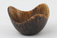 フィンランド人で彫刻家の父と、デンマーク人で陶芸家の母の元に育つGunnarNylundはデンマークで建築を学んだ後、Bing&Grondahl窯、スウェーデンRorstrand窯に就業し、多くの作品を生み出しています。彼の作品は独特な流線型と釉薬が特徴で世界中で重宝されています。