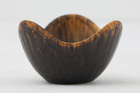 フィンランド人で彫刻家の父と、デンマーク人で陶芸家の母の元に育つGunnarNylundはデンマークで建築を学んだ後、Bing&Grondahl窯、スウェーデンRorstrand窯に就業し、多くの作品を生み出しています。彼の作品は独特な流線型と釉薬が特徴で世界中で重宝されています。