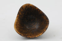 フィンランド人で彫刻家の父と、デンマーク人で陶芸家の母の元に育つGunnarNylundはデンマークで建築を学んだ後、Bing&Grondahl窯、スウェーデンRorstrand窯に就業し、多くの作品を生み出しています。彼の作品は独特な流線型と釉薬が特徴で世界中で重宝されています。