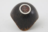 フィンランド人で彫刻家の父と、デンマーク人で陶芸家の母の元に育つGunnarNylundはデンマークで建築を学んだ後、Bing&Grondahl窯、スウェーデンRorstrand窯に就業し、多くの作品を生み出しています。彼の作品は独特な流線型と釉薬が特徴で世界中で重宝されています。