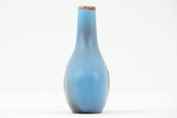 フィンランド人で彫刻家の父と、デンマーク人で陶芸家の母の元に育つGunnarNylundはデンマークで建築を学んだ後、Bing&Grondahl窯、スウェーデンRorstrand窯に就業し、多くの作品を生み出しています。彼の作品は独特な流線型と釉薬が特徴で世界中で重宝されています。