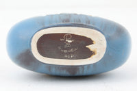 フィンランド人で彫刻家の父と、デンマーク人で陶芸家の母の元に育つGunnarNylundはデンマークで建築を学んだ後、Bing&Grondahl窯、スウェーデンRorstrand窯に就業し、多くの作品を生み出しています。彼の作品は独特な流線型と釉薬が特徴で世界中で重宝されています。