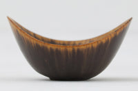 フィンランド人で彫刻家の父と、デンマーク人で陶芸家の母の元に育つGunnarNylundはデンマークで建築を学んだ後、Bing&Grondahl窯、スウェーデンRorstrand窯に就業し、多くの作品を生み出しています。彼の作品は独特な流線型と釉薬が特徴で世界中で重宝されています。AROボウルは彼の最も代表的な作品で、その緩やかな美しいカーブが特徴です。また、さまざまな表情をみせる釉薬がコレクターにも人気がある理由です。