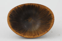 フィンランド人で彫刻家の父と、デンマーク人で陶芸家の母の元に育つGunnarNylundはデンマークで建築を学んだ後、Bing&Grondahl窯、スウェーデンRorstrand窯に就業し、多くの作品を生み出しています。彼の作品は独特な流線型と釉薬が特徴で世界中で重宝されています。AROボウルは彼の最も代表的な作品で、その緩やかな美しいカーブが特徴です。また、さまざまな表情をみせる釉薬がコレクターにも人気がある理由です。