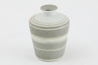 フィンランド人で彫刻家の父と、デンマーク人で陶芸家の母の元に育つGunnarNylundはデンマークで建築を学んだ後、Bing&Grondahl窯、スウェーデンRorstrand窯に就業し、多くの作品を生み出しています。彼の作品は独特な流線型と釉薬が特徴で世界中で重宝されています。