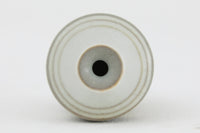 フィンランド人で彫刻家の父と、デンマーク人で陶芸家の母の元に育つGunnarNylundはデンマークで建築を学んだ後、Bing&Grondahl窯、スウェーデンRorstrand窯に就業し、多くの作品を生み出しています。彼の作品は独特な流線型と釉薬が特徴で世界中で重宝されています。