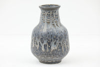 フィンランド人で彫刻家の父と、デンマーク人で陶芸家の母の元に育つGunnarNylundはデンマークで建築を学んだ後、Bing&Grondahl窯、スウェーデンRorstrand窯に就業し、多くの作品を生み出しています。彼の作品は独特な流線型と釉薬が特徴で世界中で重宝されています。