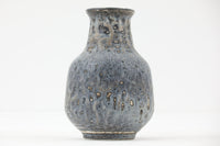 フィンランド人で彫刻家の父と、デンマーク人で陶芸家の母の元に育つGunnarNylundはデンマークで建築を学んだ後、Bing&Grondahl窯、スウェーデンRorstrand窯に就業し、多くの作品を生み出しています。彼の作品は独特な流線型と釉薬が特徴で世界中で重宝されています。