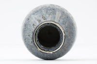 フィンランド人で彫刻家の父と、デンマーク人で陶芸家の母の元に育つGunnarNylundはデンマークで建築を学んだ後、Bing&Grondahl窯、スウェーデンRorstrand窯に就業し、多くの作品を生み出しています。彼の作品は独特な流線型と釉薬が特徴で世界中で重宝されています。