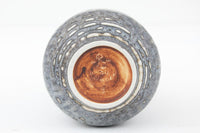 フィンランド人で彫刻家の父と、デンマーク人で陶芸家の母の元に育つGunnarNylundはデンマークで建築を学んだ後、Bing&Grondahl窯、スウェーデンRorstrand窯に就業し、多くの作品を生み出しています。彼の作品は独特な流線型と釉薬が特徴で世界中で重宝されています。