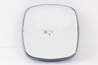 ロイヤルコペンハーゲン社製、MarianneJohnsonデザインの大きめのスクエアトレイです。こちらは希少なアルミニア窯産のものになり1969年頃より前に作られたお品となります。