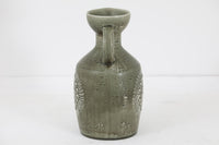 フィンランド人で彫刻家の父と、デンマーク人で陶芸家の母の元に育つGunnarNylundはデンマークで建築を学んだ後、Bing&Grondahl窯、スウェーデンRorstrand窯に就業し、多くの作品を生み出しています。彼の作品は独特な流線型と釉薬が特徴で世界中で重宝されています。