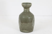 フィンランド人で彫刻家の父と、デンマーク人で陶芸家の母の元に育つGunnarNylundはデンマークで建築を学んだ後、Bing&Grondahl窯、スウェーデンRorstrand窯に就業し、多くの作品を生み出しています。彼の作品は独特な流線型と釉薬が特徴で世界中で重宝されています。