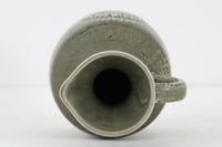 フィンランド人で彫刻家の父と、デンマーク人で陶芸家の母の元に育つGunnarNylundはデンマークで建築を学んだ後、Bing&Grondahl窯、スウェーデンRorstrand窯に就業し、多くの作品を生み出しています。彼の作品は独特な流線型と釉薬が特徴で世界中で重宝されています。