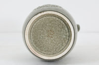 フィンランド人で彫刻家の父と、デンマーク人で陶芸家の母の元に育つGunnarNylundはデンマークで建築を学んだ後、Bing&Grondahl窯、スウェーデンRorstrand窯に就業し、多くの作品を生み出しています。彼の作品は独特な流線型と釉薬が特徴で世界中で重宝されています。