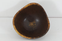 フィンランド人で彫刻家の父と、デンマーク人で陶芸家の母の元に育つGunnarNylundはデンマークで建築を学んだ後、Bing&Grondahl窯、スウェーデンRorstrand窯に就業し、多くの作品を生み出しています。彼の作品は独特な流線型と釉薬が特徴で世界中で重宝されています。