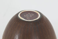 フィンランド人で彫刻家の父と、デンマーク人で陶芸家の母の元に育つGunnarNylundはデンマークで建築を学んだ後、Bing&Grondahl窯、スウェーデンRorstrand窯に就業し、多くの作品を生み出しています。彼の作品は独特な流線型と釉薬が特徴で世界中で重宝されています。