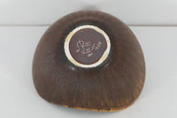 フィンランド人で彫刻家の父と、デンマーク人で陶芸家の母の元に育つGunnarNylundはデンマークで建築を学んだ後、Bing&Grondahl窯、スウェーデンRorstrand窯に就業し、多くの作品を生み出しています。彼の作品は独特な流線型と釉薬が特徴で世界中で重宝されています。