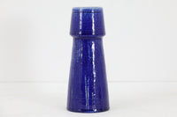 フィンランド人で彫刻家の父と、デンマーク人で陶芸家の母の元に育つGunnarNylundはデンマークで建築を学んだ後、Bing&Grondahl窯、スウェーデンRorstrand窯に就業し、多くの作品を生み出しています。彼の作品は独特な流線型と釉薬が特徴で世界中で重宝されています。こちらはおそらくChamotteシリーズのものになります。一般的な作品に比べてかなりどっしりしていて重量があります。