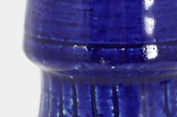 フィンランド人で彫刻家の父と、デンマーク人で陶芸家の母の元に育つGunnarNylundはデンマークで建築を学んだ後、Bing&Grondahl窯、スウェーデンRorstrand窯に就業し、多くの作品を生み出しています。彼の作品は独特な流線型と釉薬が特徴で世界中で重宝されています。こちらはおそらくChamotteシリーズのものになります。一般的な作品に比べてかなりどっしりしていて重量があります。