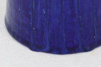 フィンランド人で彫刻家の父と、デンマーク人で陶芸家の母の元に育つGunnarNylundはデンマークで建築を学んだ後、Bing&Grondahl窯、スウェーデンRorstrand窯に就業し、多くの作品を生み出しています。彼の作品は独特な流線型と釉薬が特徴で世界中で重宝されています。こちらはおそらくChamotteシリーズのものになります。一般的な作品に比べてかなりどっしりしていて重量があります。