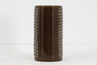 フィンランド人で彫刻家の父と、デンマーク人で陶芸家の母の元に育つGunnarNylundはデンマークで建築を学んだ後、Bing&Grondahl窯、スウェーデンRorstrand窯に就業し、多くの作品を生み出しています。彼の作品は独特な流線型と釉薬が特徴で世界中で重宝されています。