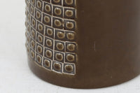 フィンランド人で彫刻家の父と、デンマーク人で陶芸家の母の元に育つGunnarNylundはデンマークで建築を学んだ後、Bing&Grondahl窯、スウェーデンRorstrand窯に就業し、多くの作品を生み出しています。彼の作品は独特な流線型と釉薬が特徴で世界中で重宝されています。